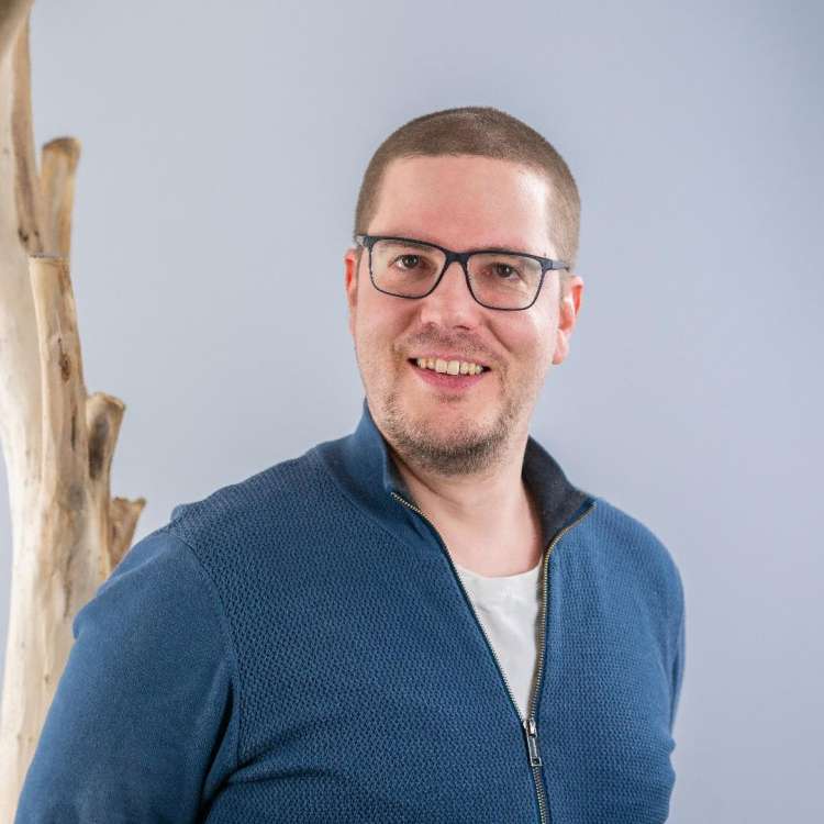 Simon Karlen (simon.karlen@erlebnisplus.ch)